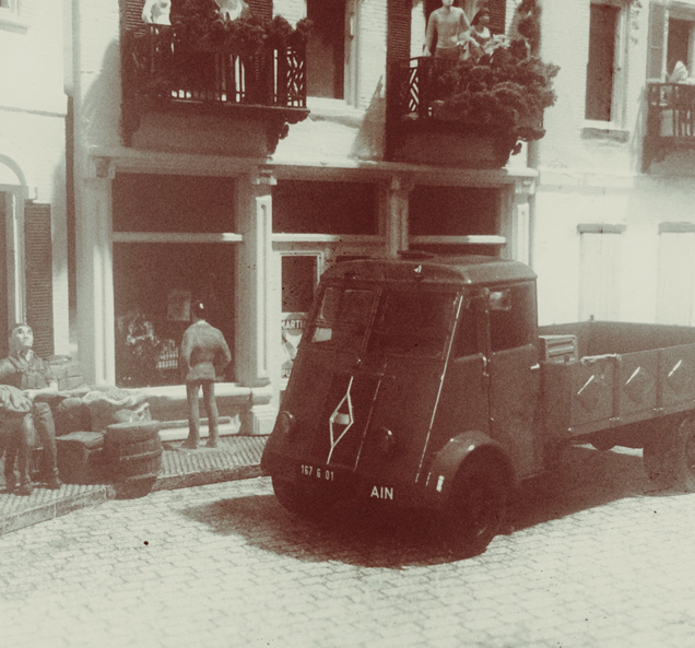 Illustration for article titled French Friday: Renault AHN by Altaya